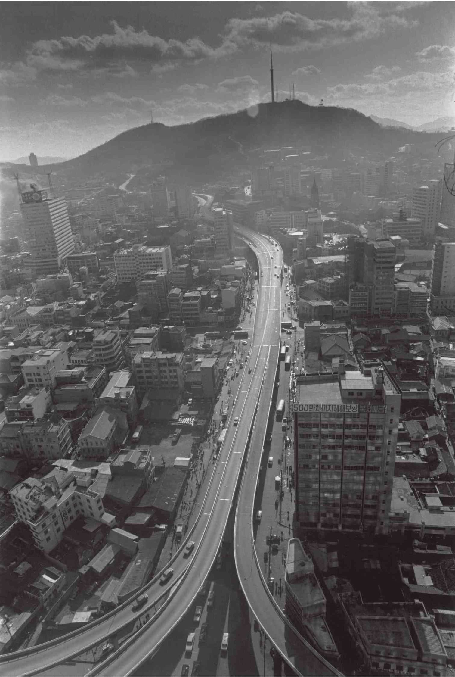 The elevated Cheonggye Expressway running over downtown Seoul in 1972 — the four-lane overpass built atop the buried stream, later demolished to daylight Cheonggyecheon.